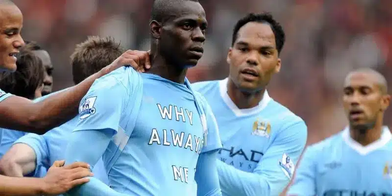 Balotelli và màn ăn mừng biểu tượng sau khi ghi bàn vào lưới Man United