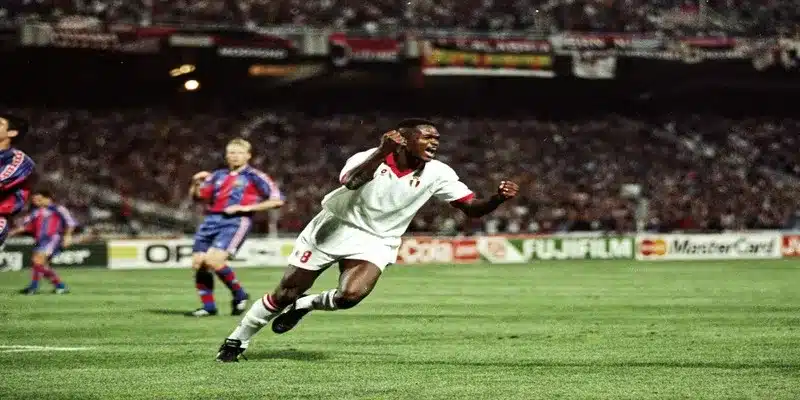 Marcel Desailly ăn mừng sau chiến thắng tại Euro 2000