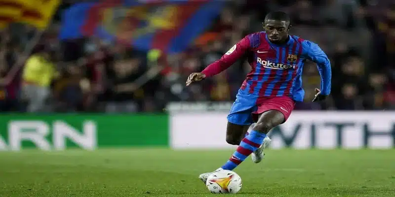 Ousmane Dembélé bứt tốc vượt qua hậu vệ đối phương